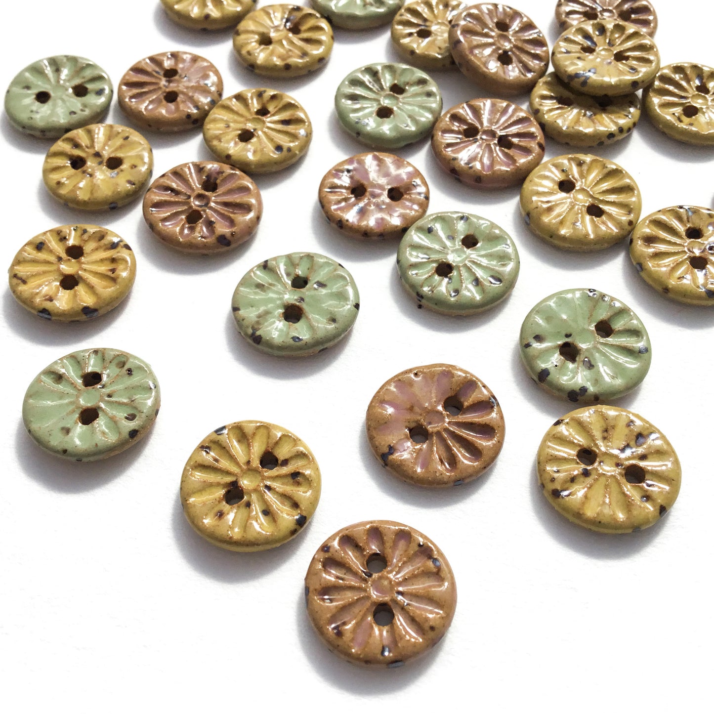 Stoneware Fleck Daisy Buttons 9/16"